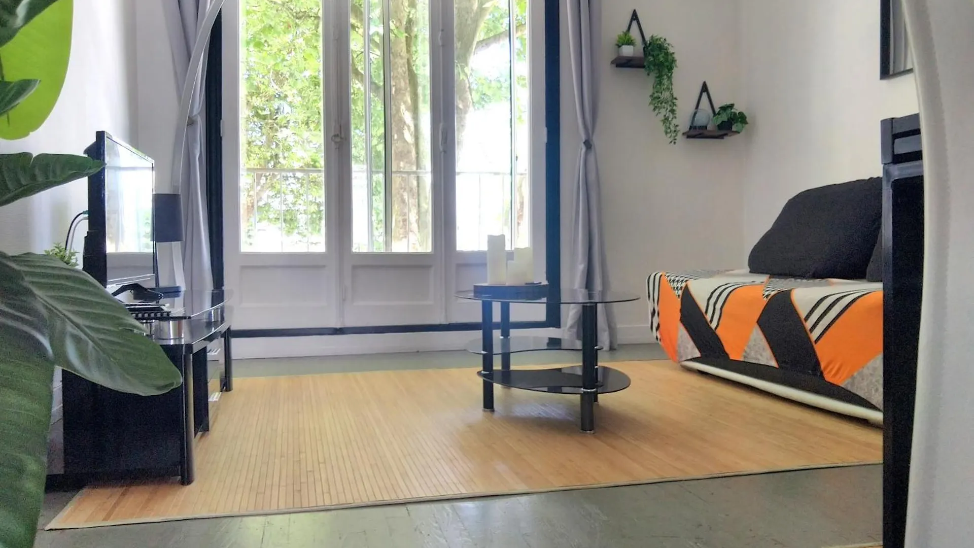 T2 Centre-Ville, Appart Avec Balcon Plein Sud, 1 Chambre, 2 Pers, Climatisation, Wifi, Parking Libre Et Gratuit 0*, Lorient